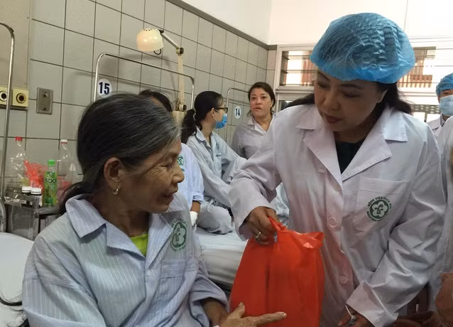 Bộ trưởng Nguyễn Thị Kim Tiến thăm bệnh nhân chạy thận của Bệnh viện Đa khoa Hoà Bình, được chuyển về Bệnh viện Bạch Mai. Ảnh: Võ Thu/Gia đình xã hội.