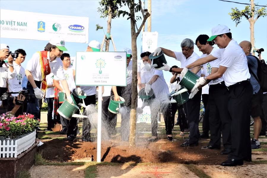 Các đại biểu cùng nhau thực hiện nghi thức trồng cây, mang ý nghĩa chung tay góp sức nâng cao, cải thiện môi trường sống.