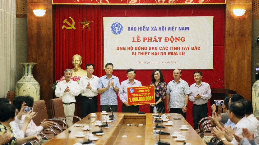 Bảo hiểm xã hội Việt Nam ủng hộ đồng bào bị lũ lụt các tỉnh Tây Bắc 1 tỷ đồng.