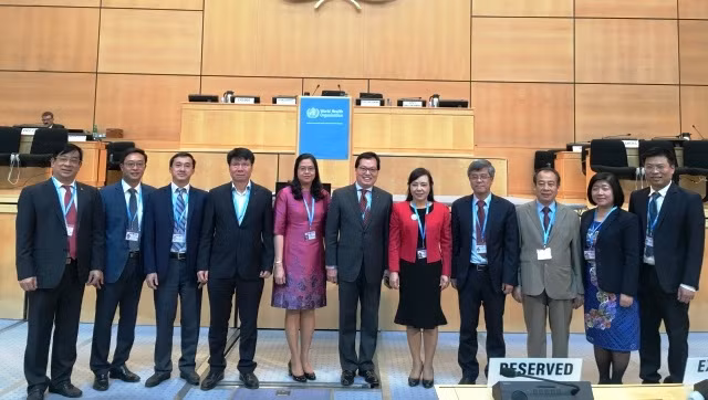 Bộ trưởng Nguyễn Thị Kim Tiến (áo đỏ) dẫn đầu đoàn đại biểu của Việt Nam tham dự kỳ họp lần thứ 70 Đại hội đồng Y tế thế giới. ảnh: Báo Nhân dân. Bộ trưởng Nguyễn Thị Kim Tiến (áo đỏ) dẫn đầu đoàn đại biểu của Việt Nam tham dự kỳ họp lần thứ 70 Đại hội đồng Y tế thế giới. ảnh: Báo Nhân dân.