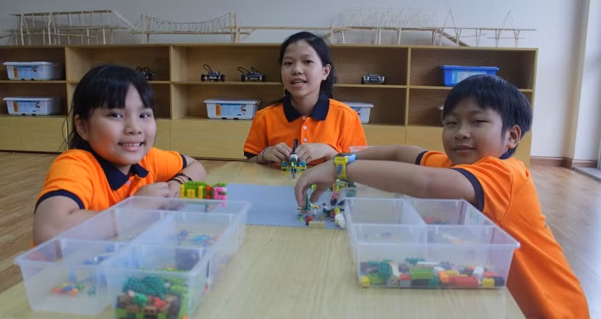 Ba học sinh lớp 3A7 Trường Phổ thông Song ngữ Liên cấp Wellspring Hà Nội sẽ dự thi khoa học ứng dụng Khu vực Châu Á-Thái Bình Dương tại Sydney (Australia) vào tháng 7 gồm: Cao Trần Thiên An, Lê Thuỵ Lam Khanh, Nguyễn Minh Ngọc.