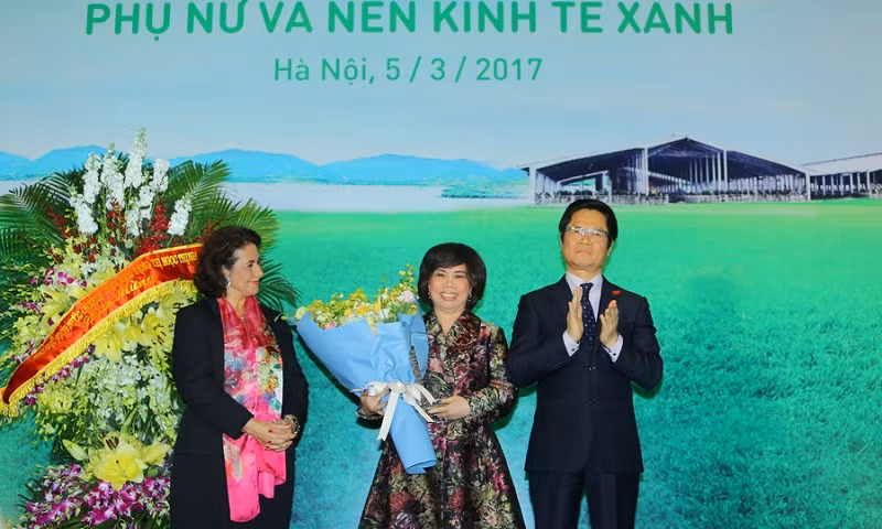 Doanh nhân Thái Hương nhận giải Đại sứ thương mại toàn cầu (do Hội doanh nghiệp nữ Los Angeles, Mỹ trao tặng). ảnh: TM. Doanh nhân Thái Hương nhận giải Đại sứ thương mại toàn cầu (do Hội doanh nghiệp nữ Los Angeles, Mỹ trao tặng). ảnh: TM.