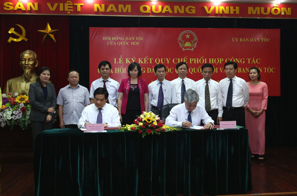 Đồng chí Hà Ngọc Chiến, Chủ tịch Hội đồng Dân tộc của Quốc hội và đồng chí Đỗ Văn Chiến, Bộ trưởng, Chủ nhiệm Ủy ban Dân tộc ký kết quy chế phối hợp. ảnh: Cổng điện tử Ủy ban Dân tộc.