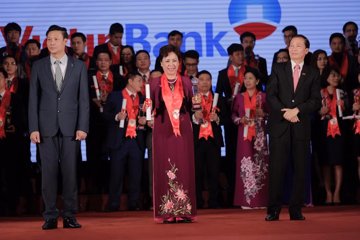 Phó Tổng Giám đốc VietinBank - bà Bùi Như Ý nhận chứng nhận Thương hiệu mạnh và cúp của Ban Tổ chức . Ảnh: Thanh Ngân.