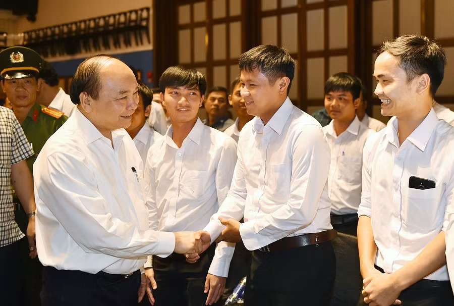 Thủ tướng trò chuyện với nhân viên Sun Group. ảnh: vgp. Thủ tướng trò chuyện với nhân viên Sun Group. ảnh: vgp.