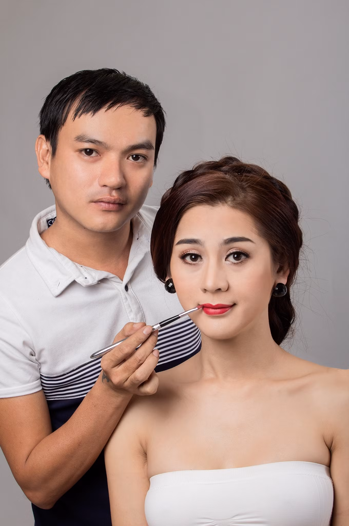 Hùng Việt đang make up cho Lâm Chi Khanh Hùng Việt đang make up cho Lâm Chi Khanh