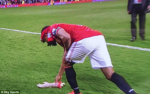 Ngay sau khi tiếng còi kết thúc trận đấu giữa M.U và Aston Villa vang lên, Quỷ đỏ đã ăn mừng chức vô địch Premier League sớm trước 4 vòng đấu ngay trên sân và 1 người hâm mộ M.U đã ném một cánh tay giả xuống sân...