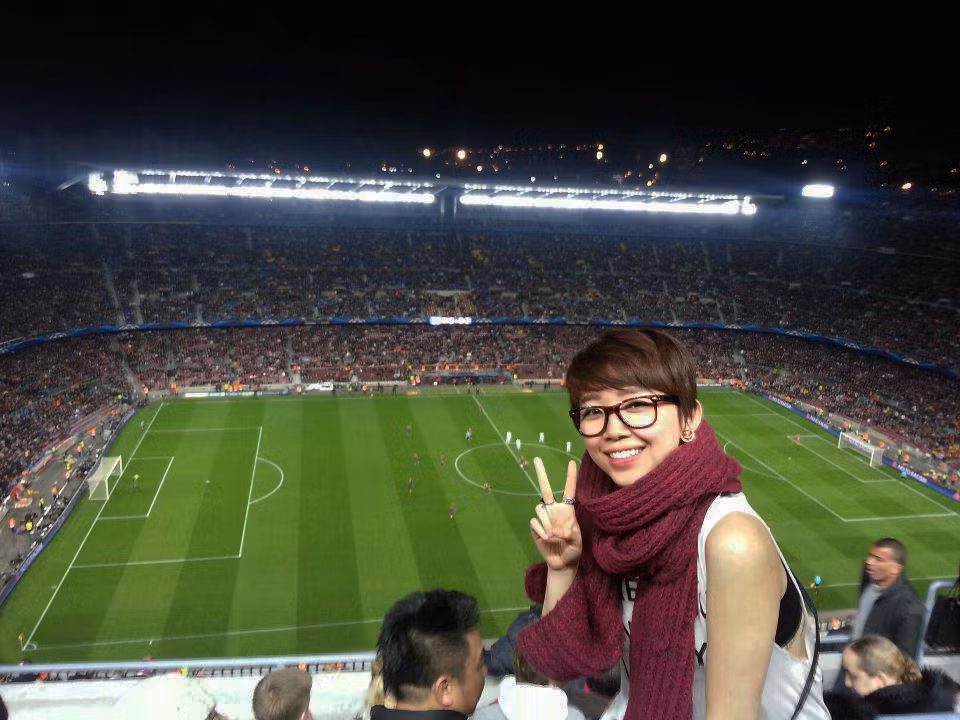 Tóc Tiên chụp ảnh lưu niệm tại sân Camp Nou. Tóc Tiên chụp ảnh lưu niệm tại sân Camp Nou.