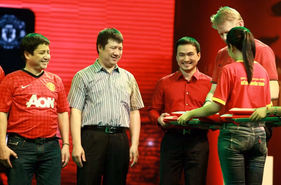 Nghệ sĩ Chí Trung, BLV Quang Huy lặn lội từ Hà Nội vào để gặp mặt thần tượng.