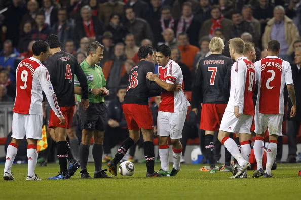 Còn nhớ, trong trận giữa Ajax và PSV Eindhoven thuộc giải vô địch quốc gia Hà Lan (Eredivisie) hồi tháng 11 năm 2010, tiền đạo người Uruguay đã có hành động khá thô thiển khi ngang nhiên cắn vào vai trái của Otman Bakkal sau khi bị đối phương dẫm lên chân. Với hành động trên, Suarez đã bị Liên đoàn bóng đá Hà Lan cấm thi đấu 7 trận. Còn nhớ, trong trận giữa Ajax và PSV Eindhoven thuộc giải vô địch quốc gia Hà Lan (Eredivisie) hồi tháng 11 năm 2010, tiền đạo người Uruguay đã có hành động khá thô thiển khi ngang nhiên cắn vào vai trái của Otman Bakkal sau khi bị đối phương dẫm lên chân. Với hành động trên, Suarez đã bị Liên đoàn bóng đá Hà Lan cấm thi đấu 7 trận.