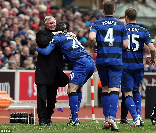 Van Persie ăn mừng bàn thắng cùng Sir Alex. Van Persie ăn mừng bàn thắng cùng Sir Alex.