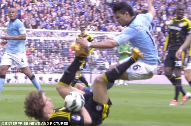 Tình huống diễn ra ở phút thứ 79 trận bán kết FA Cup giữa Chelsea và Man City trên sân Wembley.