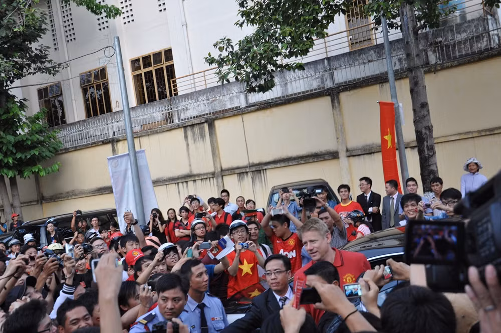 Và quây Peter khi chiếc xe đưa huyền thoại M.U đến... Và quây Peter khi chiếc xe đưa huyền thoại M.U đến...