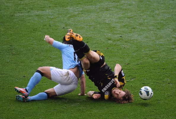 Nhưng trọng tài Chris Foy vẫn không cắt còi và cũng không có thẻ phạt cảnh cáo nào với Aguero.