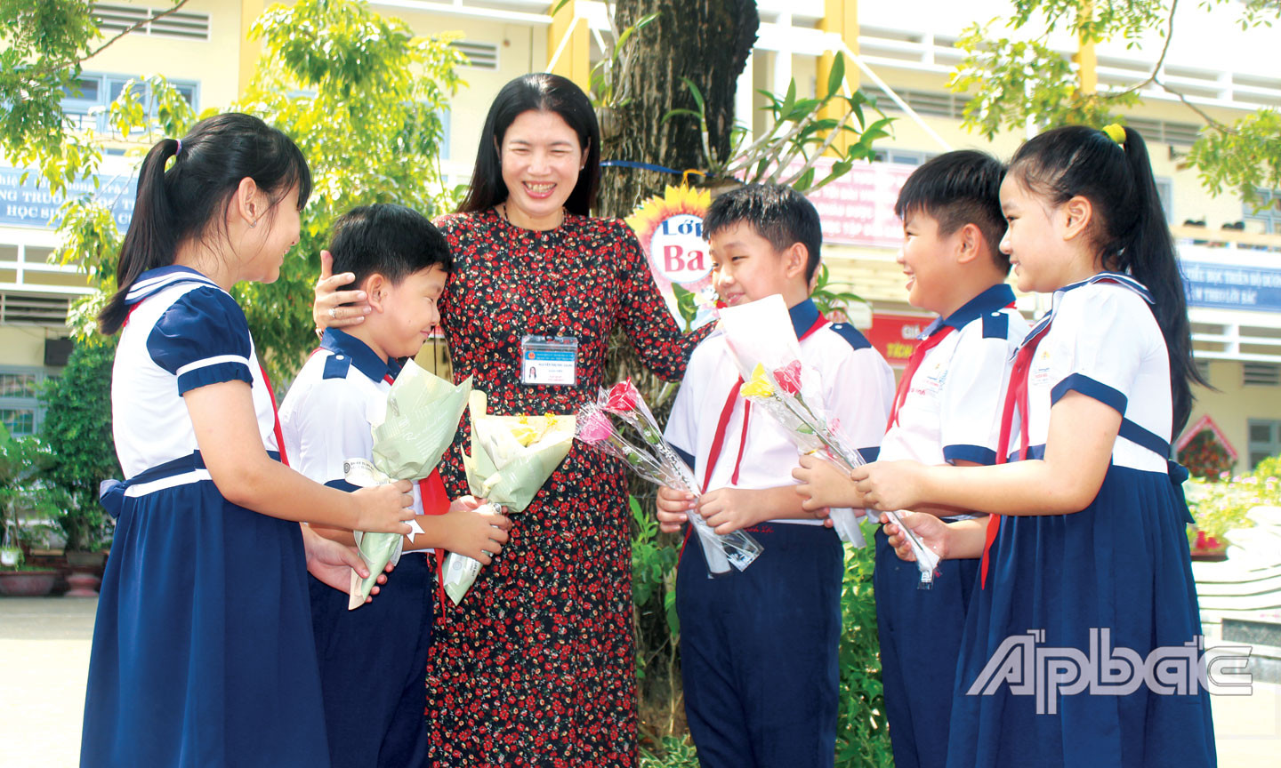 Nhà giáo chủ yếu sống bằng lương nên biến động tiền lương sẽ ảnh hưởng nhiều đến cuộc sống (Ảnh minh họa: Báo Ấp Bắc) Nhà giáo chủ yếu sống bằng lương nên biến động tiền lương sẽ ảnh hưởng nhiều đến cuộc sống (Ảnh minh họa: Báo Ấp Bắc)