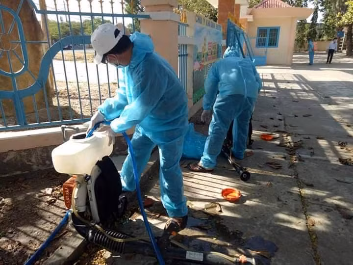 Các trường học được phun, xịt thuốc khử trùng (Ảnh CTV)