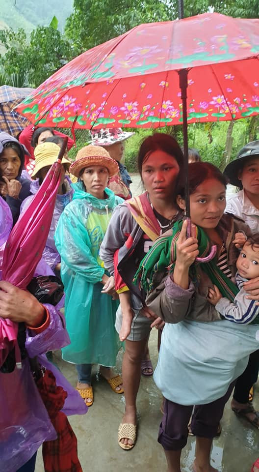 Không chỉ học sinh, người dân cũng được nhận quà (Ảnh: CTV)