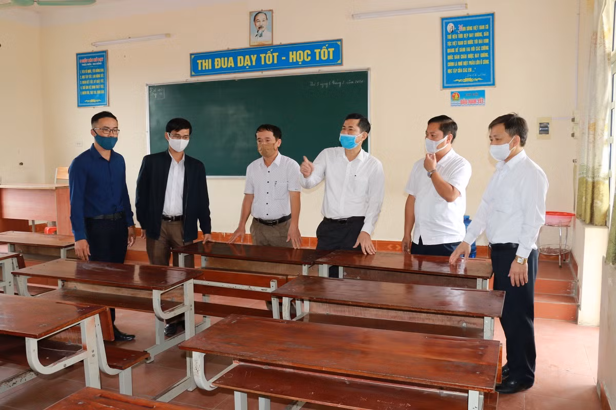 Giám đốc Sở Giáo dục tỉnh Nghệ An và một số cán bộ đi kiểm tra việc chuẩn bị để đón học sinh trở lại trường (Ảnh Sở Giáo dục Nghệ An cung cấp)