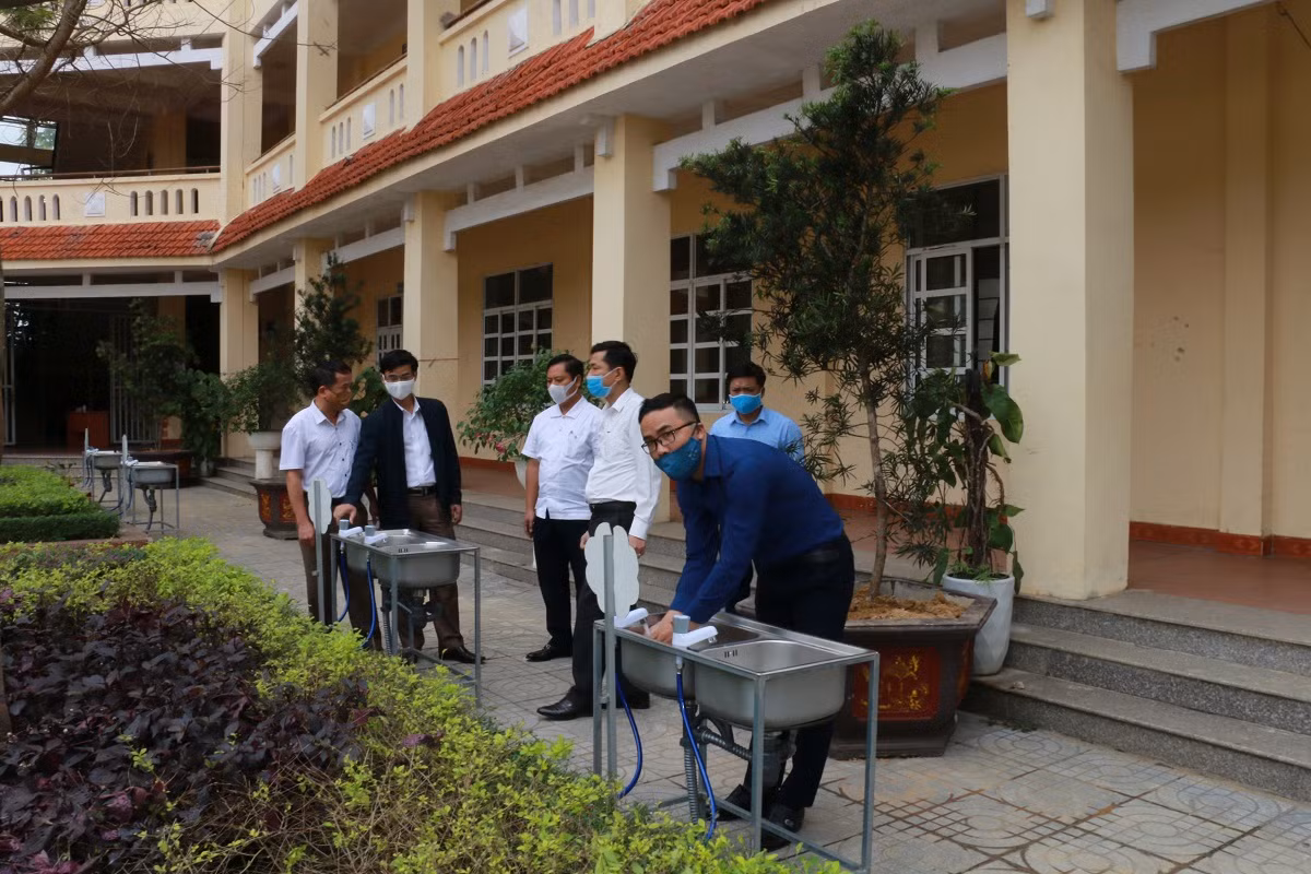 Kiểm tra bồn nước rửa tay cho học sinh (Ảnh Sở Giáo dục Nghệ An cung cấp)