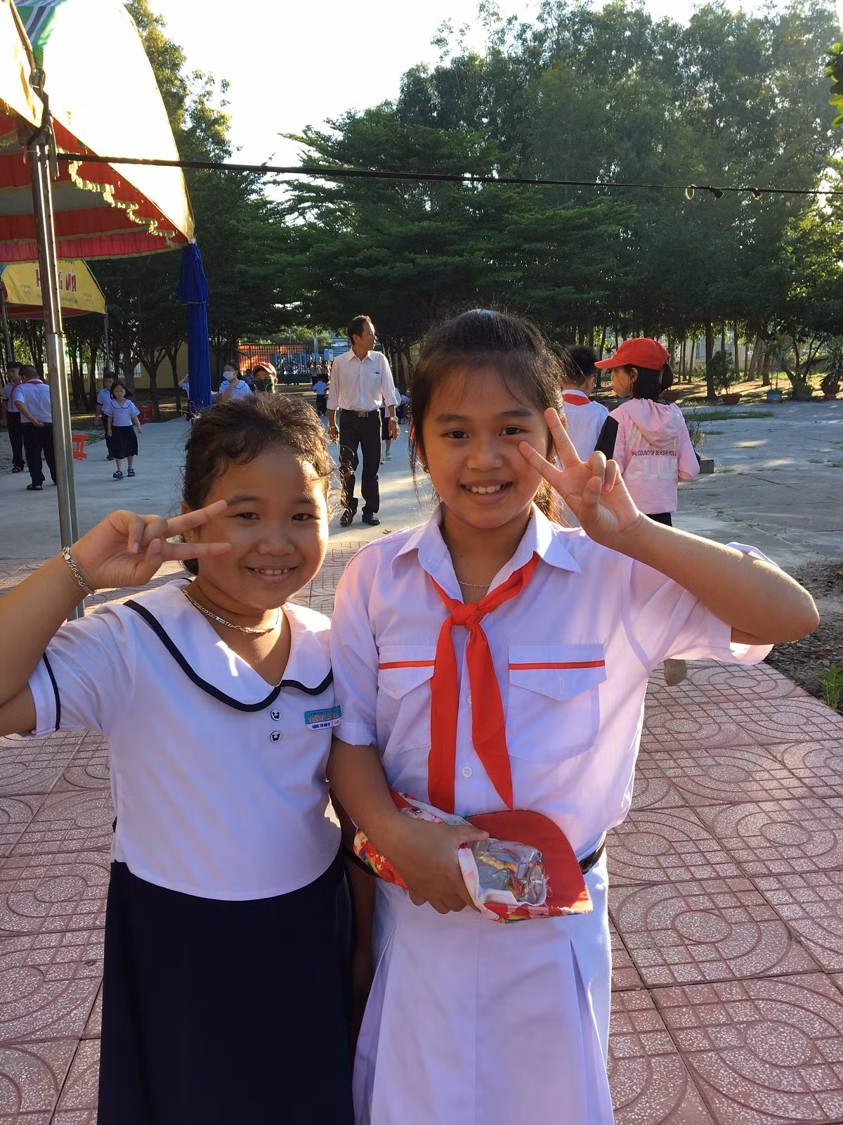 Niềm vui ngày khai trường (Ảnh Phan Tuyết)