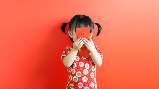 Lì xì trẻ nhỏ chỉ nên bỏ phong bì 10 ngàn hoặc 20 ngàn là được (Ảnh minh họa Báo Giáo dục và thời đại)