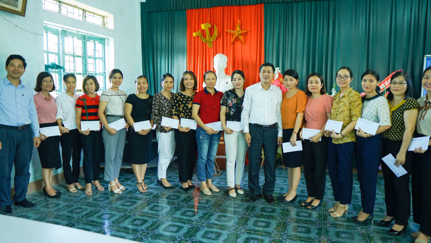 Lãnh đạo Sở Giáo dục và Đào tạo tỉnh Nghệ An trao quà cho các giáo viên, công nhân viên trường trung học phổ thông ngoài công lập (Ảnh công đoàn ngành cung cấp).