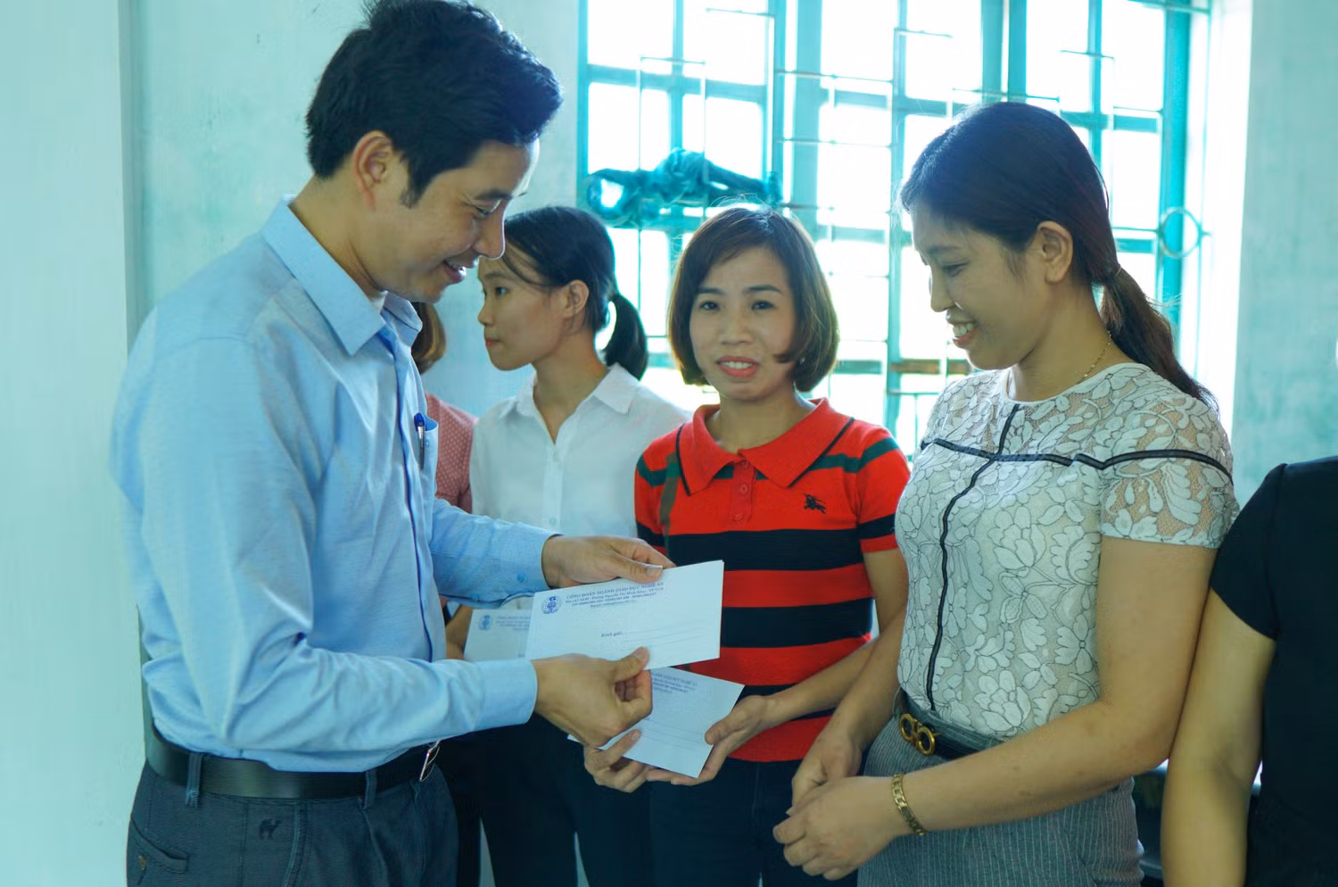 Lãnh đạo Sở Giáo dục và Đào tạo tỉnh Nghệ An trao quà cho các giáo viên, công nhân viên trường trung học phổ thông ngoài công lập (Ảnh công đoàn ngành cung cấp).