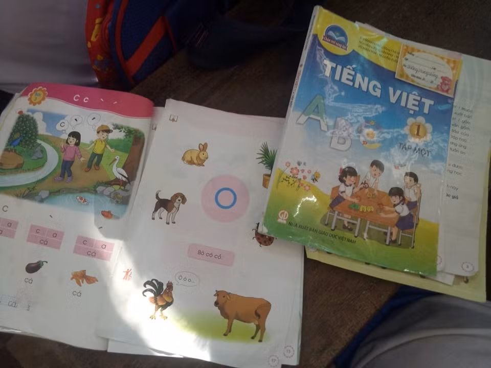 Một lớp học hàng chục học sinh sách đều bị rách (Ảnh Phan Tuyết) Một lớp học hàng chục học sinh sách đều bị rách (Ảnh Phan Tuyết)