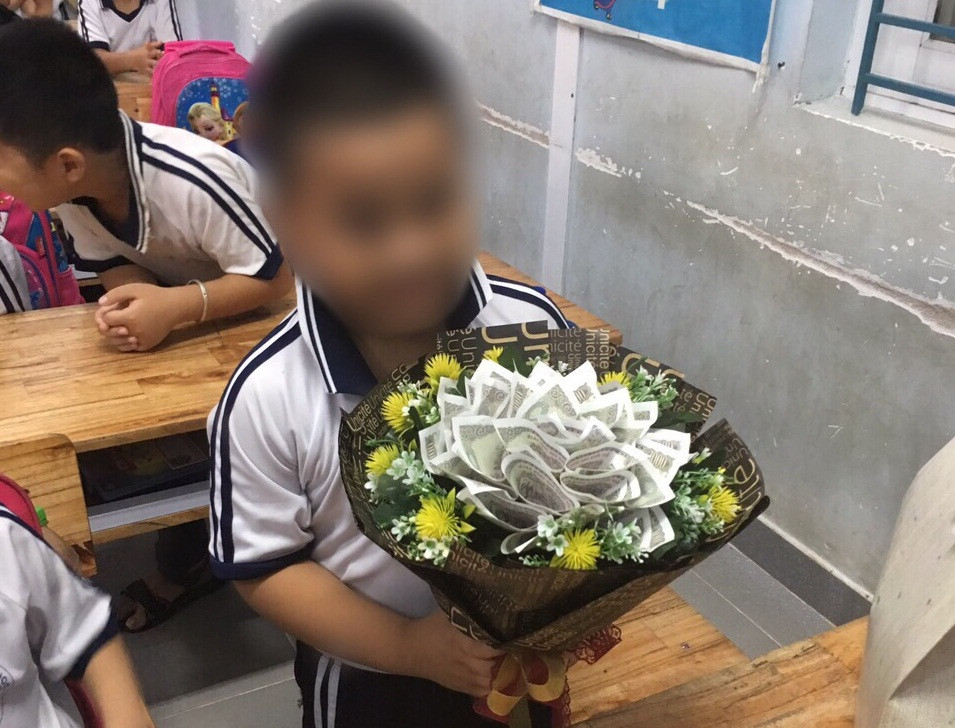 Học sinh tặng hoa đồng tiền (Ảnh: Đỗ Quyên)