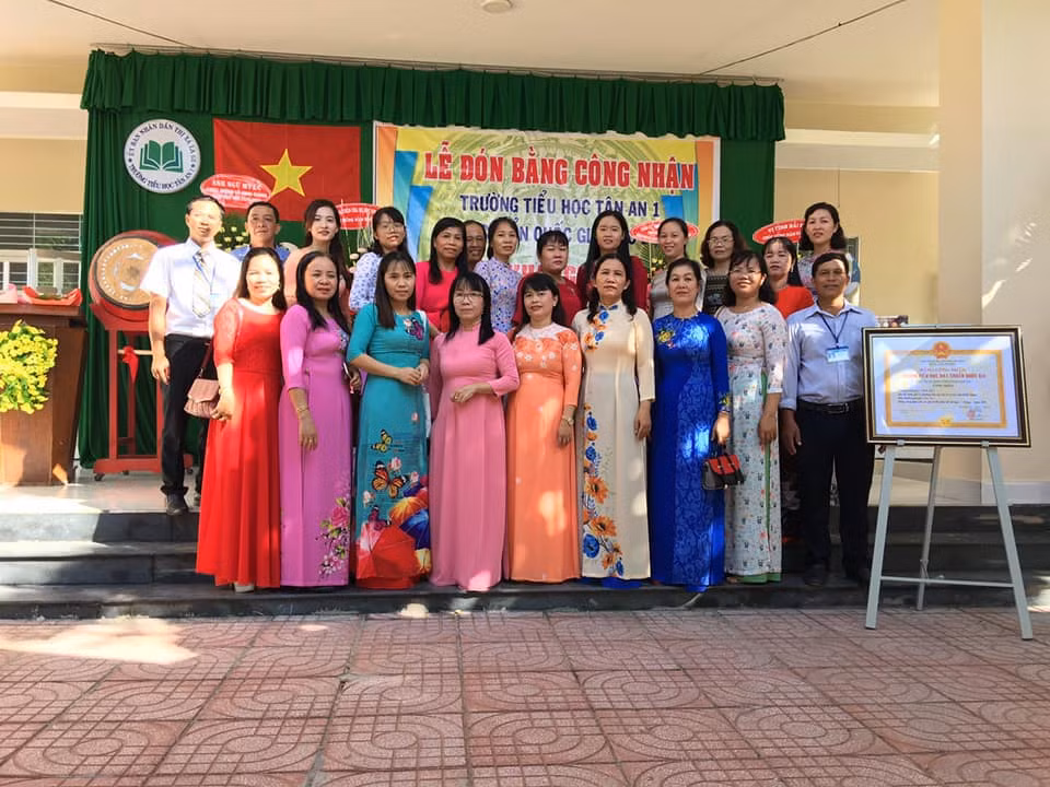Tập thể giáo viên nhà trường (Ảnh Phan Tuyết)