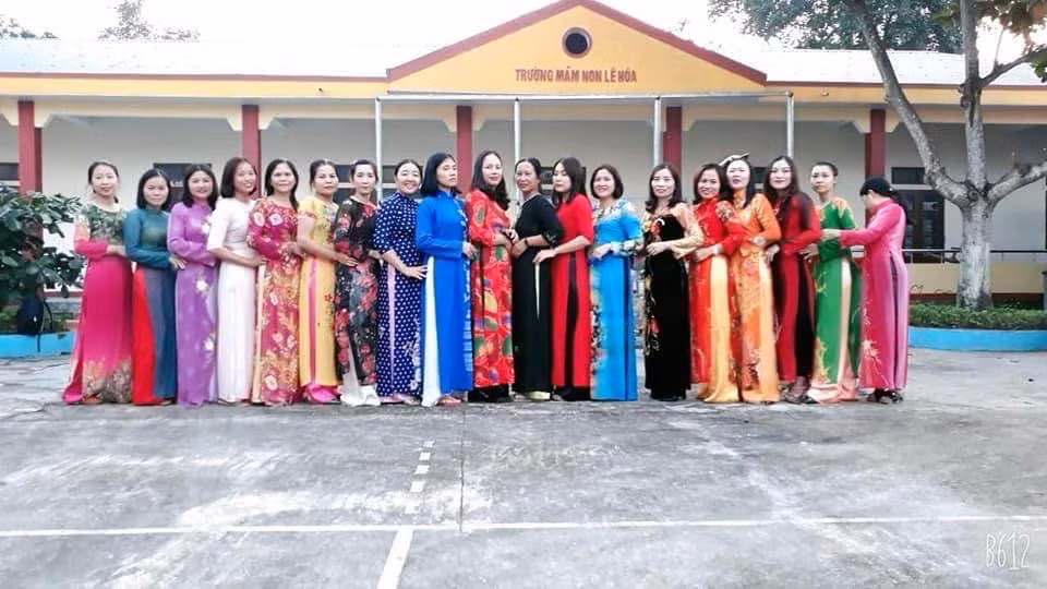 Các cô giáo miền Trung mặc những bộ áo dài được tặng (Ảnh: CTV)