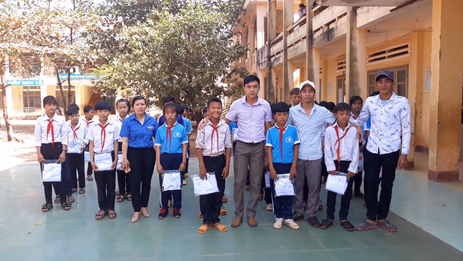 Học sinh nghèo Trường Trung học cơ sở Bế Văn Đàn được nhận áo trắng (Ảnh CTV)