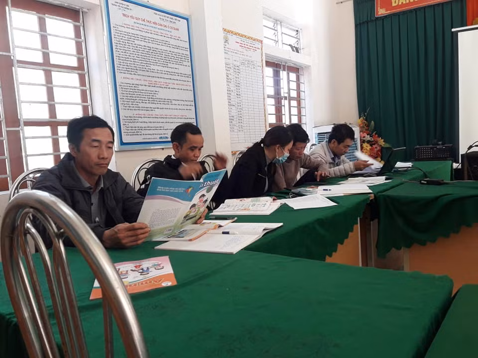 Giáo viên đang nghiên cứu để chọn lựa sách giáo khoa lớp 1 cho năm học 2020-2021 (Ảnh chỉ mang tính minh họa)