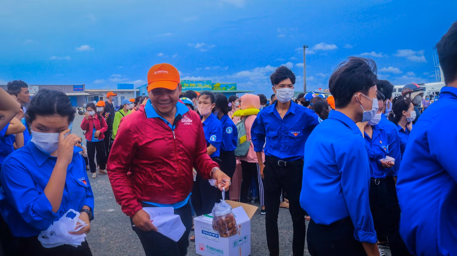 Đội tình nguyện tiếp sức mùa thi chờ đón học sinh ngay tại cảng (Ảnh CTV)