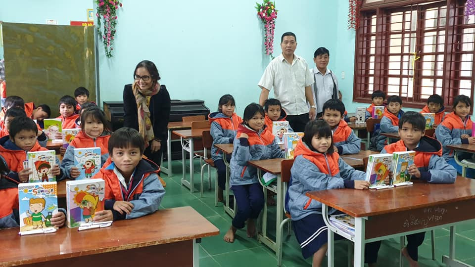 Niềm vui của học sinh khi được nhận sách (Ảnh: CTV)