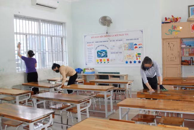 Các giáo viên tại tỉnh Quảng Trị tổ chức vệ sinh trường lớp để phòng chống dịch bệnh nCoV khi học sinh nghỉ học. (Báo Giáo dục và Thời đại).