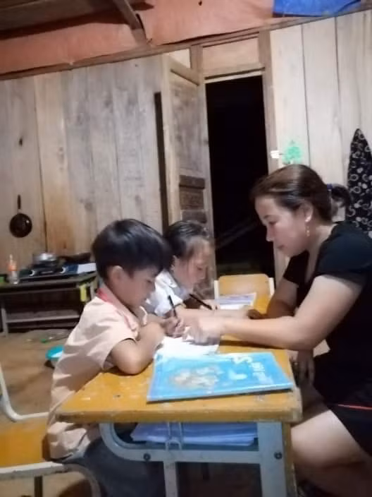 Học sinh được kèm tận tình (Ảnh nhà trường cung cấp)