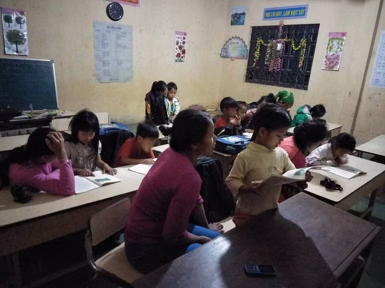 Học sinh đang được dạy kèm tại trường (Ảnh nhà trường cung cấp)
