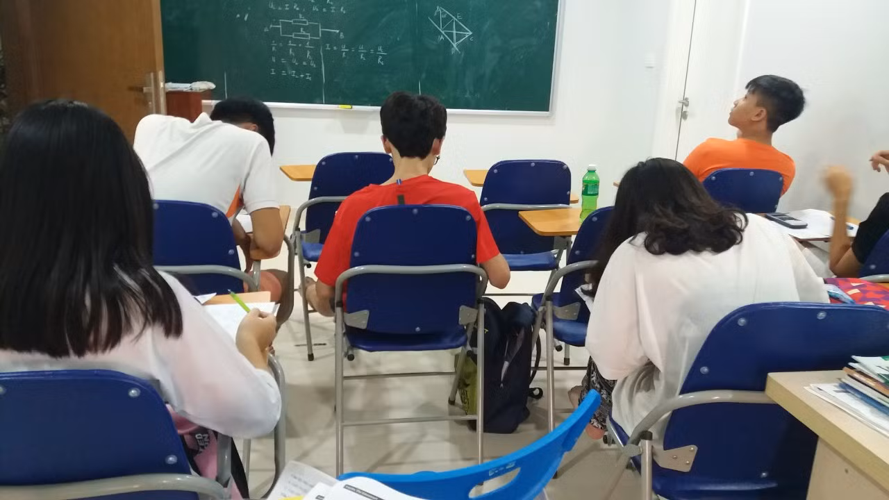 Vừa mới trở lại trường, nhiều giáo viên đã nhận được yêu cầu dạy thêm (Ảnh minh họa Báo Đại đoàn kết) Vừa mới trở lại trường, nhiều giáo viên đã nhận được yêu cầu dạy thêm (Ảnh minh họa Báo Đại đoàn kết)
