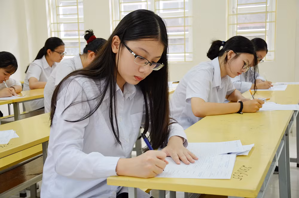 Thí sinh dự thi môn Ngữ văn tại điểm thi Trung học phổ thông Hòn Gai (Quảng Ninh) - Ảnh: CTV