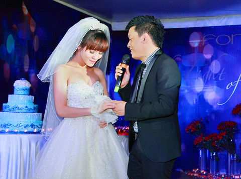 Hình ảnh đám cưới giả của Lam Trường được cập nhật lên mạng xã hội khiến cho dân cư mạng xôn xao về việc Lam Trường tái hôn từ tối 27/5. Anh Hai cho biết: "Tôi nhận được rất nhiều tin nhắn của bạn bè hỏi thăm về việc đám cưới của mình. Tôi cũng ngỡ ngàng. Thật ra tôi chỉ làm diễn viên nghiệp dư để vào vai chú rể trong một đám cưới mẫu". (Theo Vnexpress) Hình ảnh đám cưới giả của Lam Trường được cập nhật lên mạng xã hội khiến cho dân cư mạng xôn xao về việc Lam Trường tái hôn từ tối 27/5. Anh Hai cho biết: "Tôi nhận được rất nhiều tin nhắn của bạn bè hỏi thăm về việc đám cưới của mình. Tôi cũng ngỡ ngàng. Thật ra tôi chỉ làm diễn viên nghiệp dư để vào vai chú rể trong một đám cưới mẫu". (Theo Vnexpress)