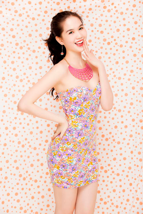 Cột cao mái tóc trong bộ ảnh mới, Ngọc Trinh trông trẻ trung và đáng yêu như một cô búp bê. Cột cao mái tóc trong bộ ảnh mới, Ngọc Trinh trông trẻ trung và đáng yêu như một cô búp bê.