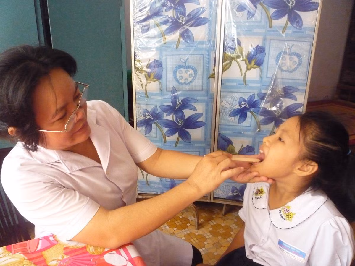 Học sinh được thăm khám sức khỏe. (Ảnh tác giả) Học sinh được thăm khám sức khỏe. (Ảnh tác giả)