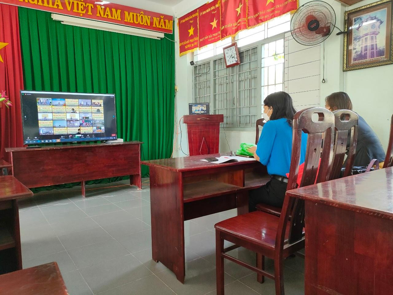 Giáo viên tiểu học tham gia học thay sách hàng tuần vào dịp hè (Ảnh tác giả) Giáo viên tiểu học tham gia học thay sách hàng tuần vào dịp hè (Ảnh tác giả)