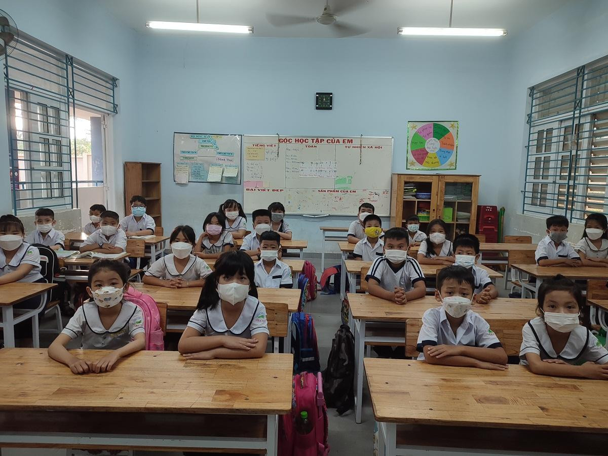 Học sinh tiểu học ở thị xã La Gi đang học 10 buổi/tuần. (Ảnh tác giả) Học sinh tiểu học ở thị xã La Gi đang học 10 buổi/tuần. (Ảnh tác giả)