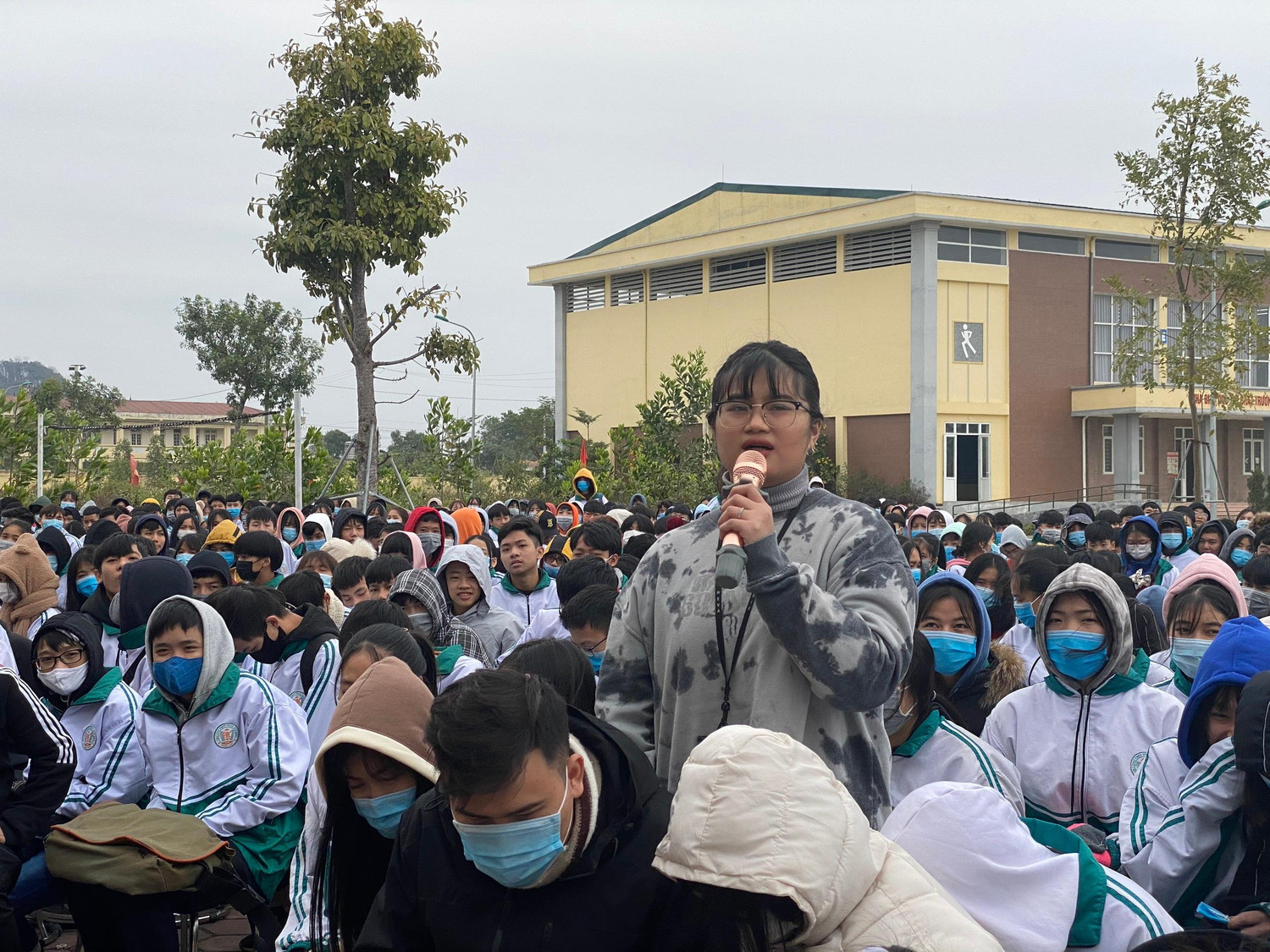 Học sinh hỏi Giáo sư Nguyễn Lân Dũng ngành nghề có tỷ lệ thất nghiệp thấp trong tương lai (Ảnh: Phạm Minh)