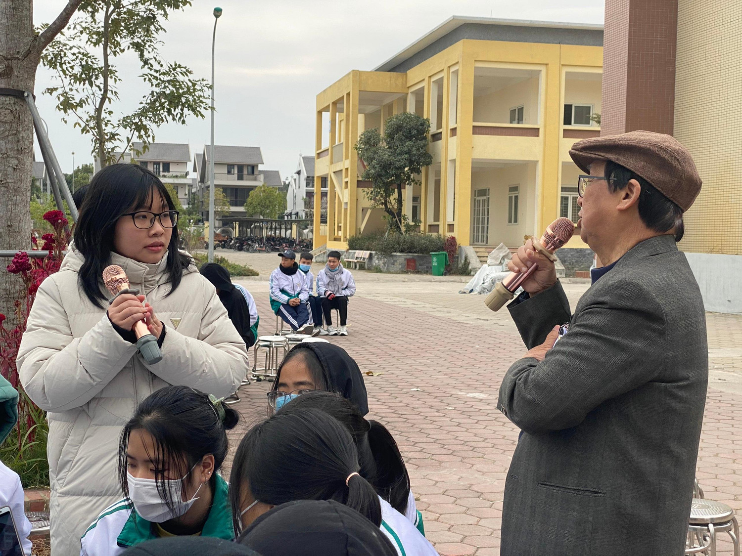 Phần giao lưu chia sẻ giữa Giáo sư Nguyễn Lân Dũng và học sinh diễn ra rất sôi nổi (Ảnh: Phạm Minh)