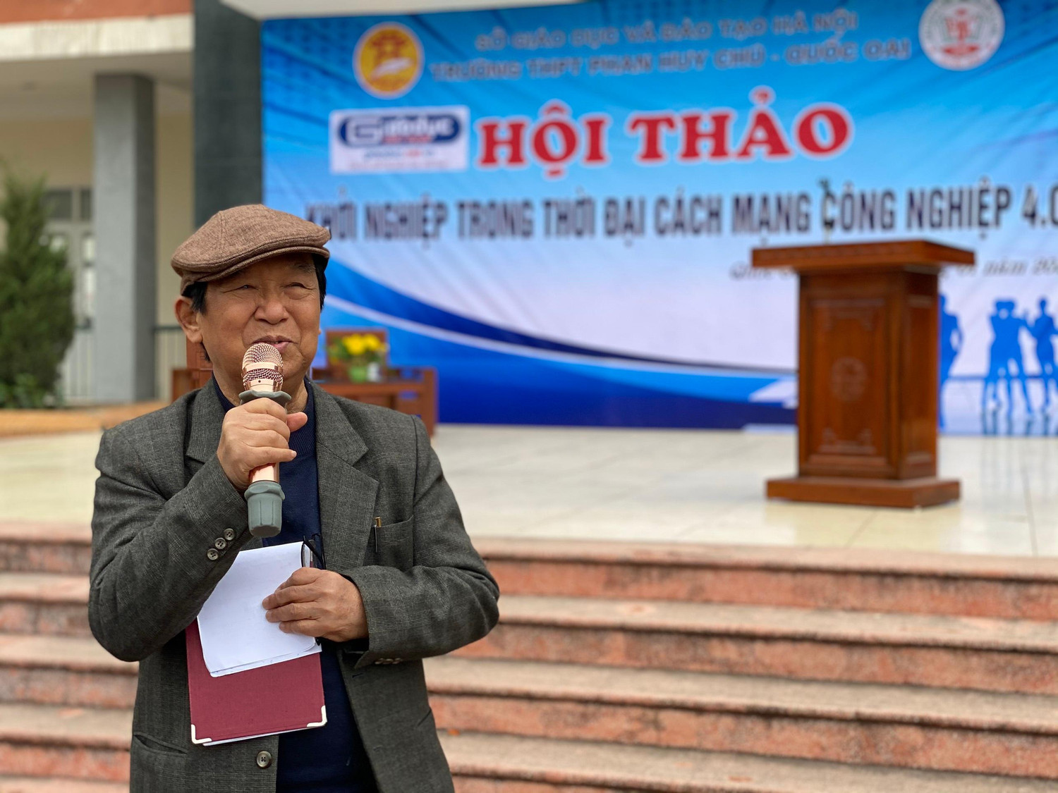 Giáo sư Nguyễn Lân Dũng và hành trình "truyền lửa" tại Trường Trung học phổ thông Phan Huy Chú (Ảnh: Phạm Minh)