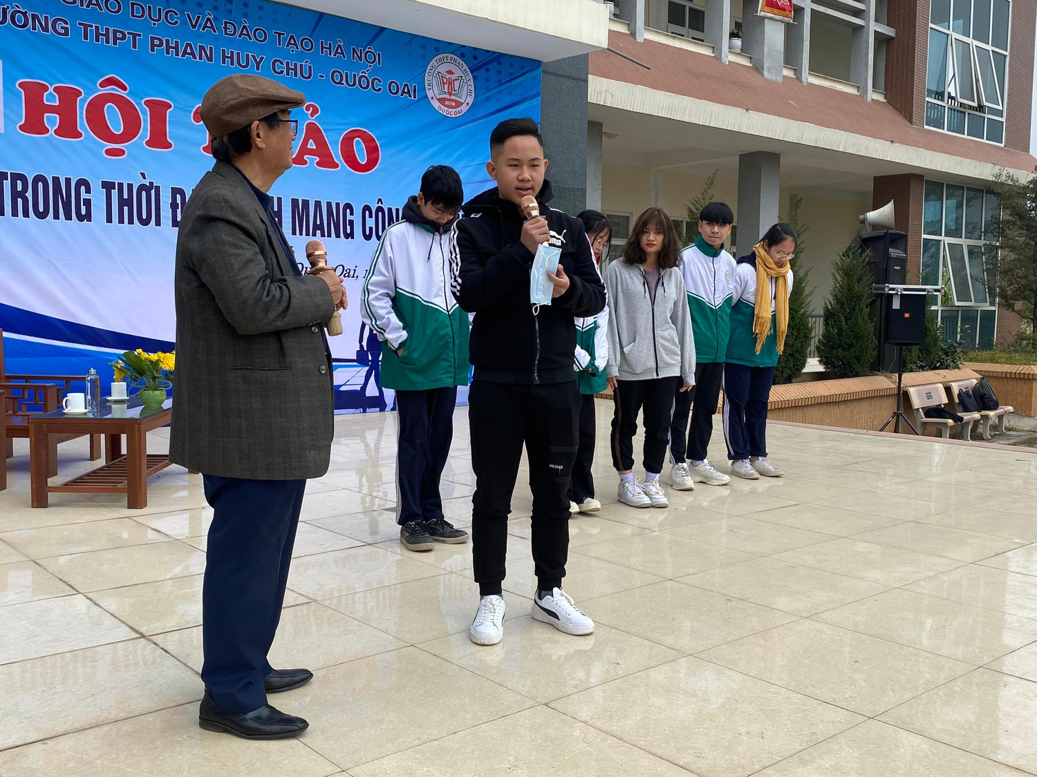 Học sinh Trường Trung học phổ thông Phan Huy Chú vui vẻ giao lưu chia sẻ cùng Giáo sư Nguyễn Lân Dũng (Ảnh: Phạm Minh)