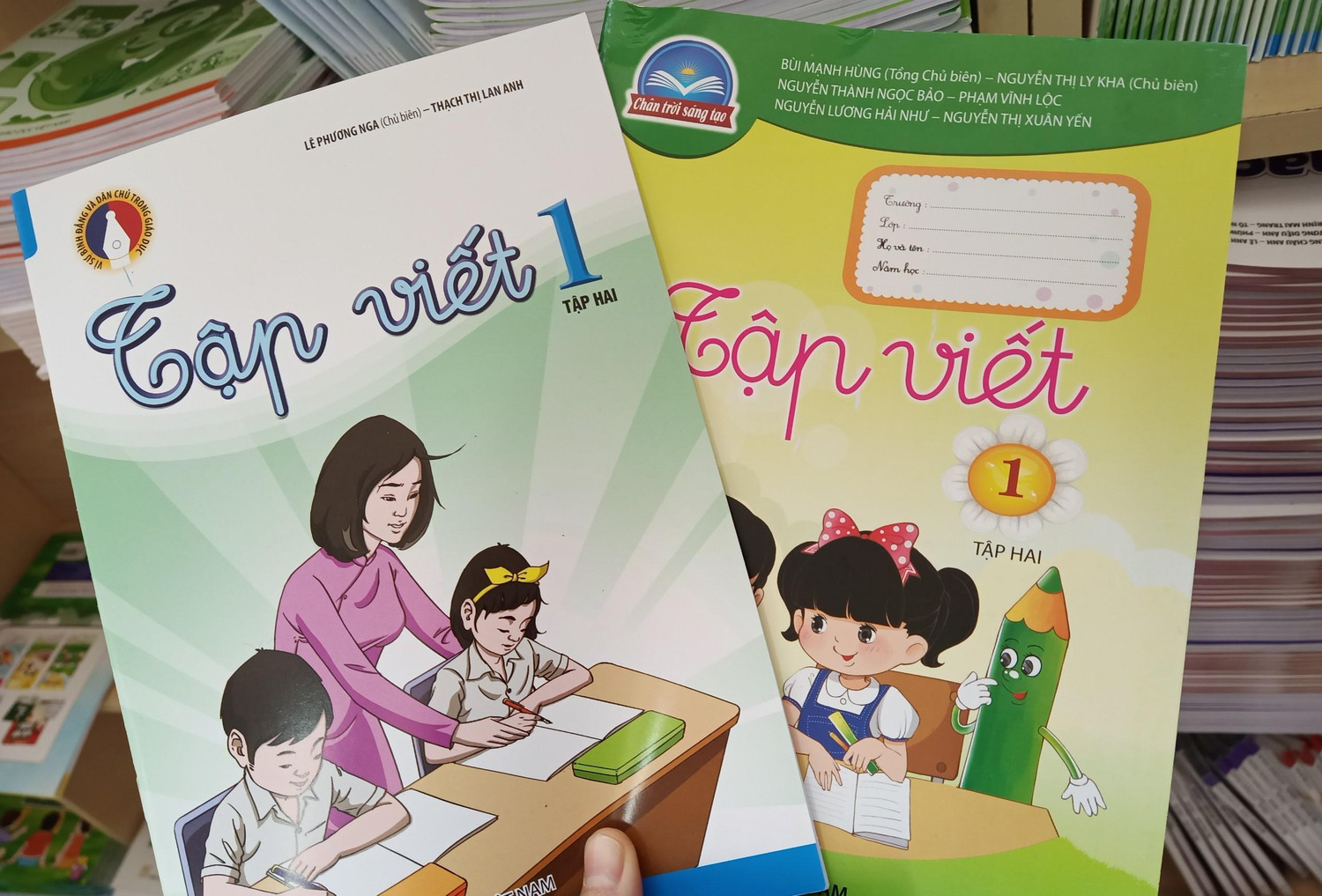 Trung tâm Sách và Thiết bị Giáo dục ở Phố Vọng chỉ còn sách tập viết lớp 1 tập 2 của 2 bộ sách Chân trời sáng tạo và Vì sự bình đẳng và dân chủ trong giáo dục (Ảnh: Phạm Minh)